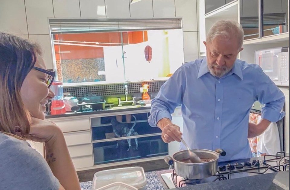 O ex-presidente Lula cozinha, observado por Rosângela da Silva, a Janja