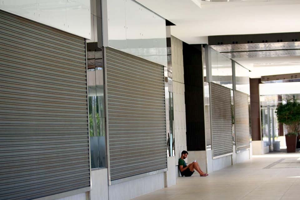 Shopping no DF com portas de lojas fechadas devido ao coronavírus