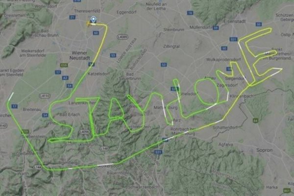 Piloto desenha "stay home" (fiquem em casa) no céu em meio ao coronavírus