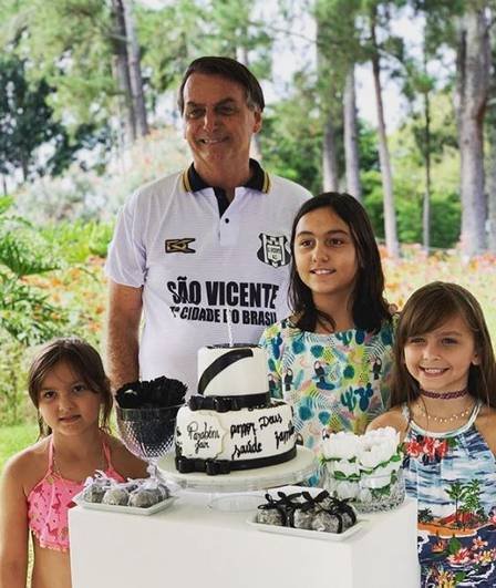 Bolsonaro ganha bolo e canta parabéns ao lado de filha e netas