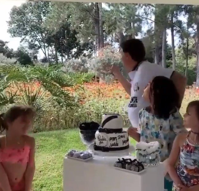 Bolsonaro ganha bolo e canta parabéns ao lado de filha e netas