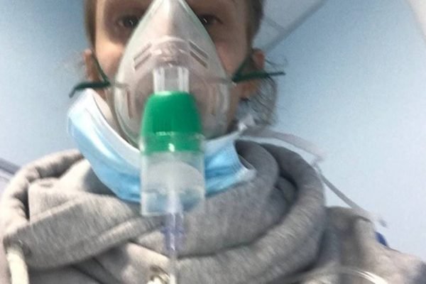 Jovem inglesa com coronavírus e dificuldade para respirar