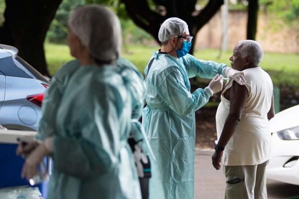 Drive-thru da vacinação na UBS de Taguatinga