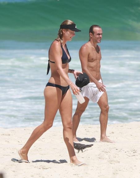 Roger Flores é visto na praia com a esposa