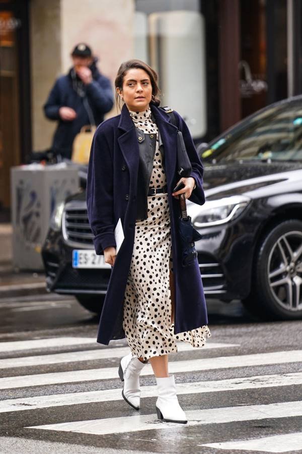 mulher com roupa de bolinhas e sobretudo em Paris