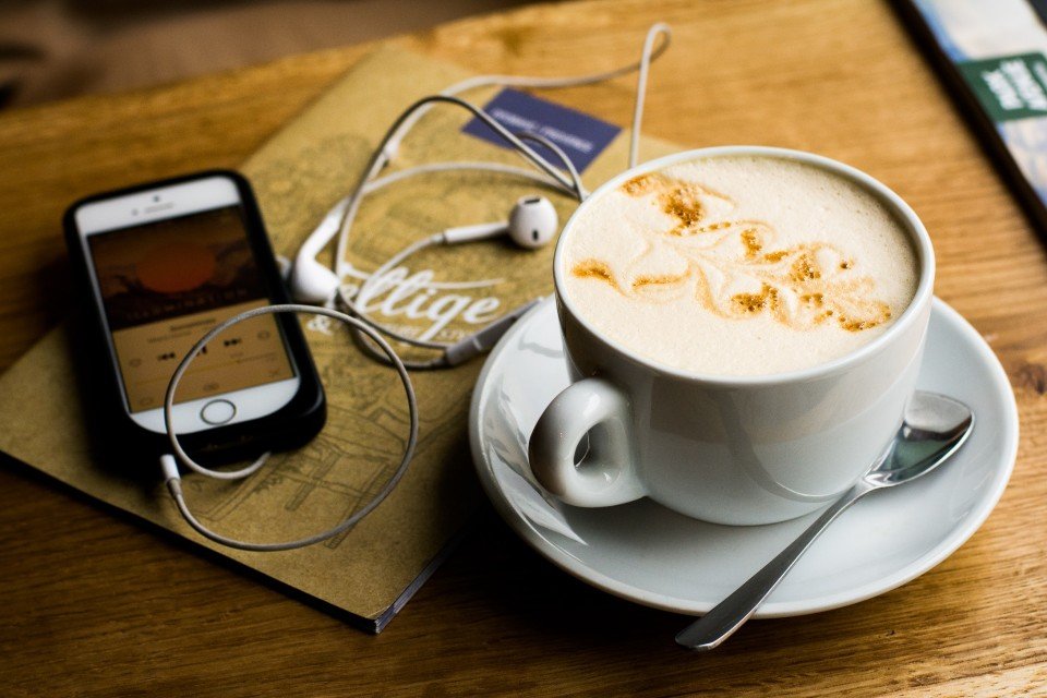 Celular, cappuccino, podcast