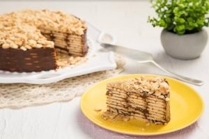 fatia de torta no prato