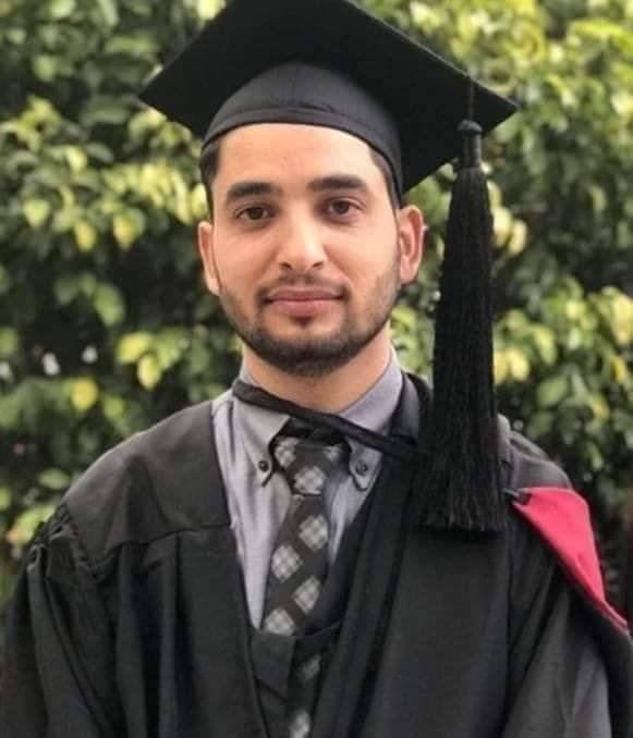 Médico Usama Riaz com roupa de formatura