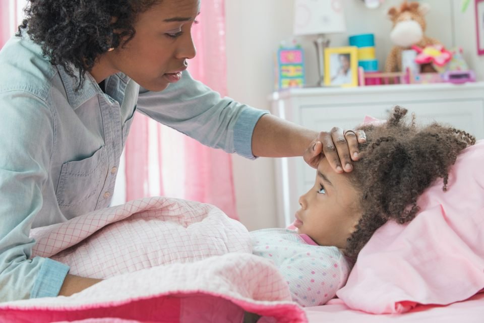 Mãe cuidando da filha
