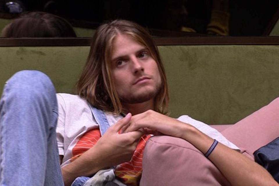 Daniel no sofá do BBB20