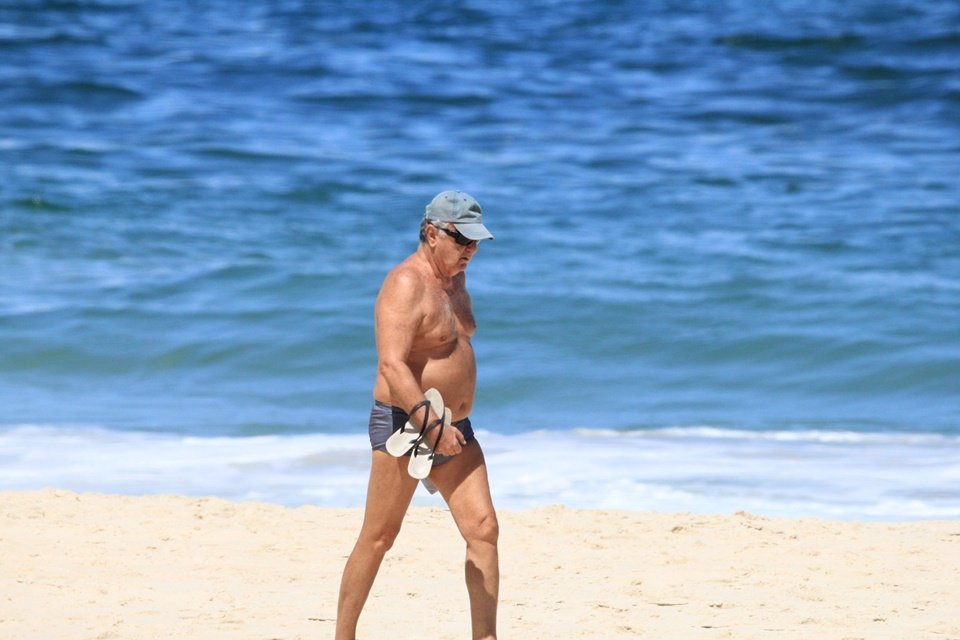Arnaldo Cezar Coelho na praia