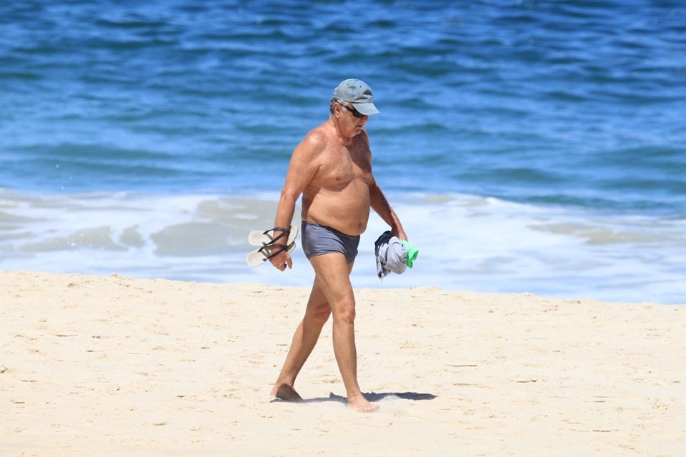 Arnaldo Cezar Coelho na praia