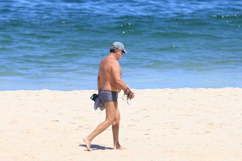 Arnaldo Cezar Coelho na praia