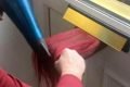 Cebeleireira do Reino Unido faz escova em cabelo pelo buraco da correspondência