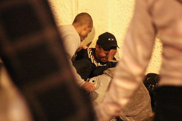 Homem conversando com morador de rua