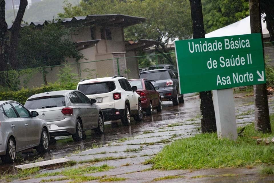 Fila de carros em frente a Unidade Básica de Saúde