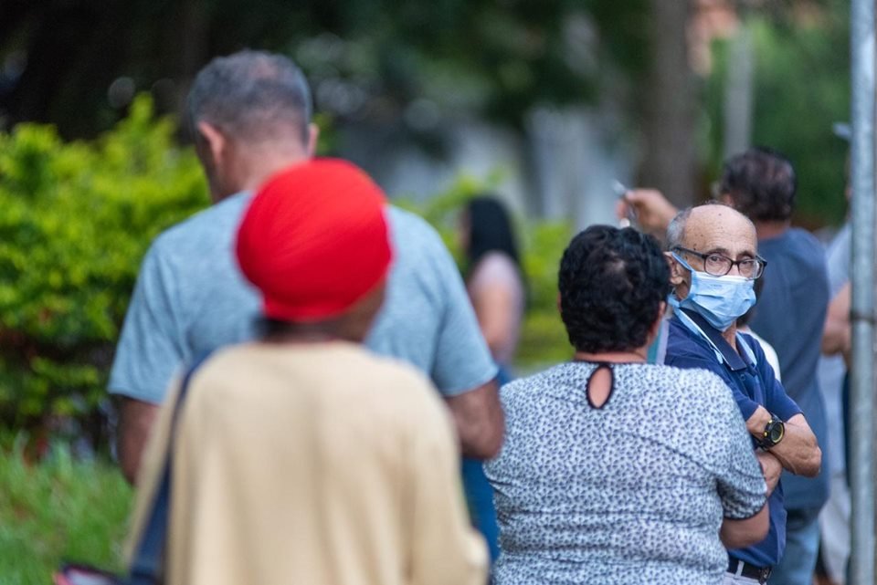 Pessoas em fila em posto de saúde do DF