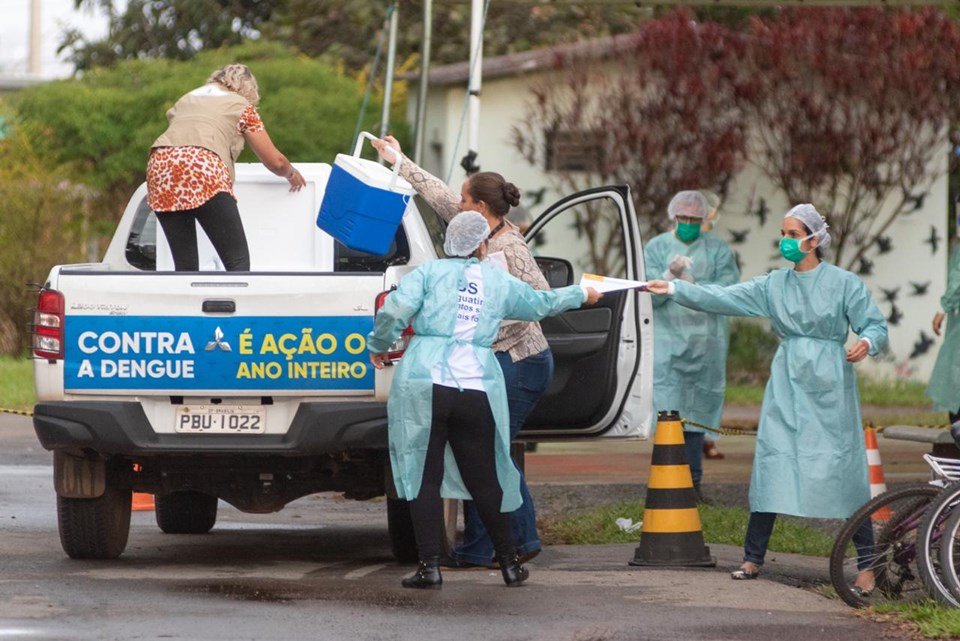 Enfermeiros recebem doses das vacinas