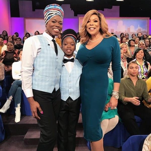 Obocho e Sasha Peters ao lado de Wendy Williams