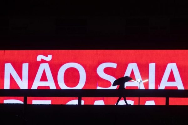 Aviso luminoso alerta brasilienses para não saírem de casa