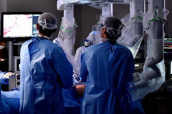 Cirurgia realizada com robô Davinci no Hospital Santa Lúcia Norte.