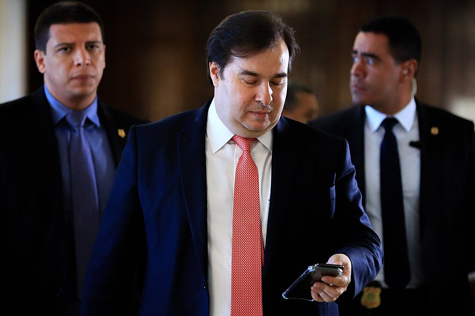 Rodrigo Maia - presidente da camara dos deputados entre dois segurança nos corredores do congresso nacional