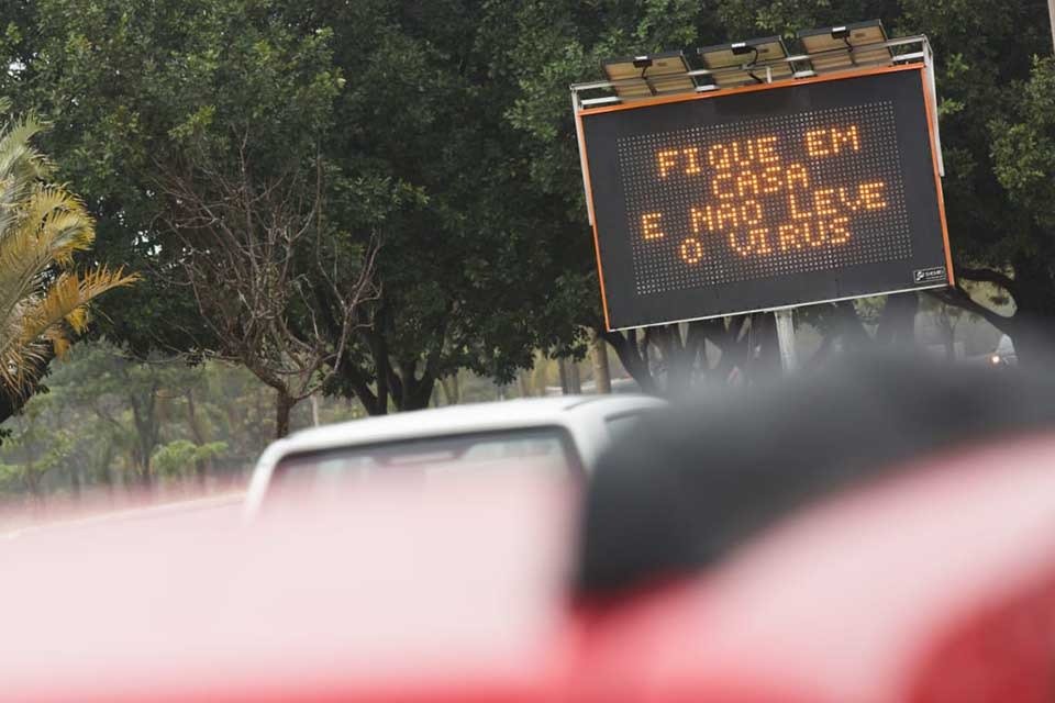 Painel do DER orientando sobre coronavírus