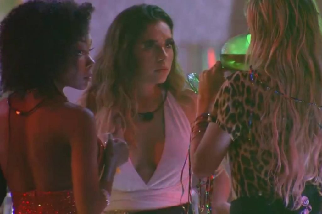 Gizelly conversando com Thelma e Marcela