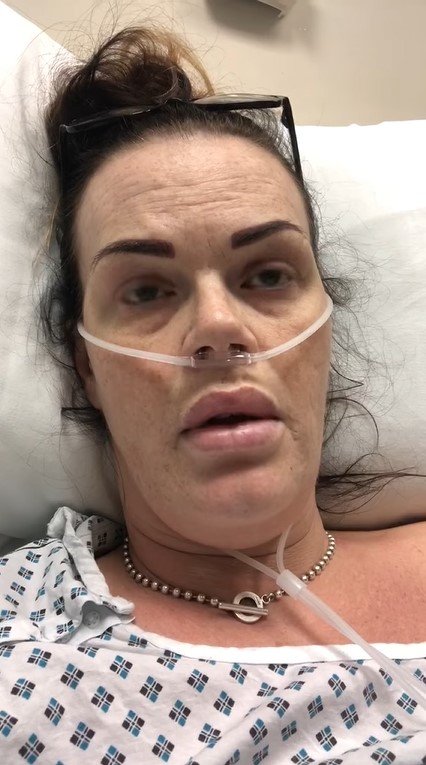 Karen Mannering em cama de hospital
