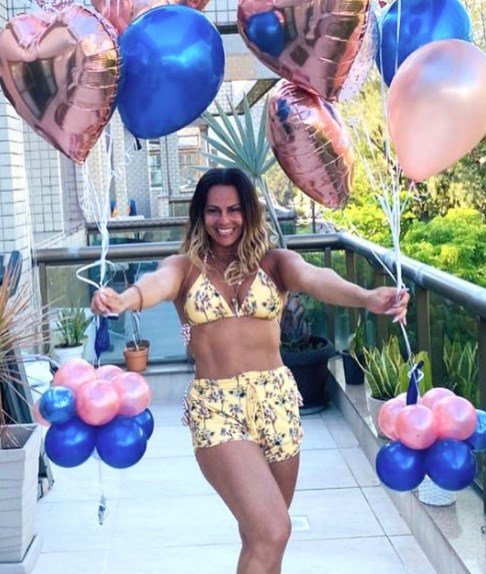 Viviane Araújo em festa de aniversário