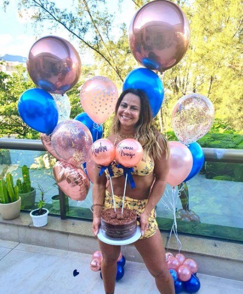 Viviane Araújo em festa de aniversário