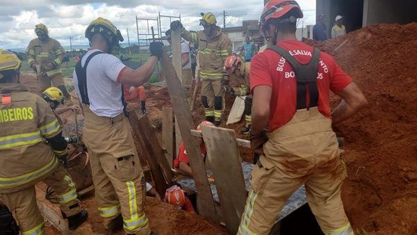 Bombeiros atuam no resgate de homem soterrado em Sobradinho
