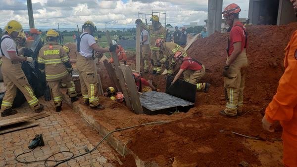 Bombeiros atuam no resgate de homem soterrado em Sobradinho