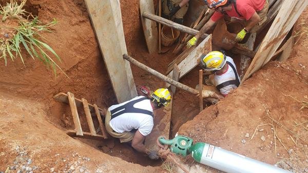 Bombeiros atuam no resgate de homem soterrado em Sobradinho