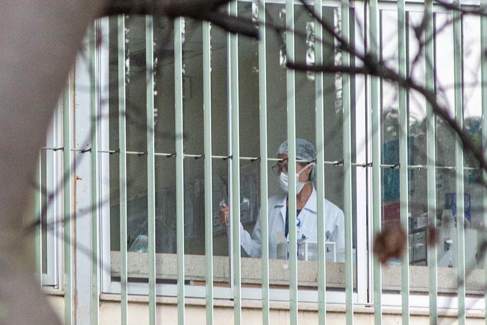 enfermeira com máscara no hospital de base
