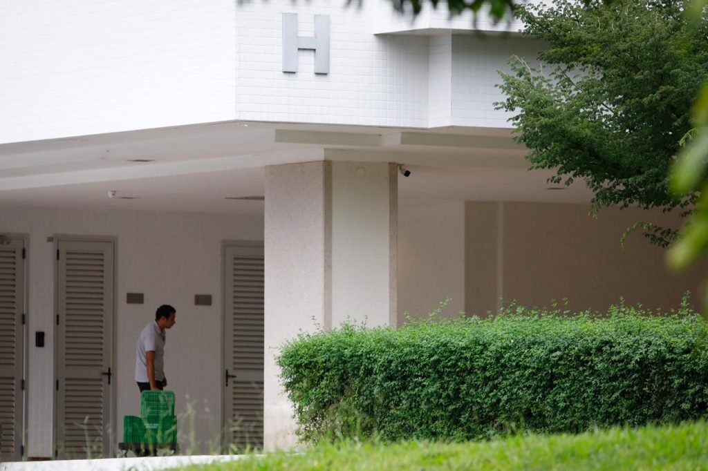 Movimento de funcionários e moradores no prédio do general