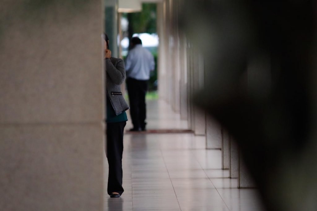 Movimento de funcionários e moradores no prédio do general