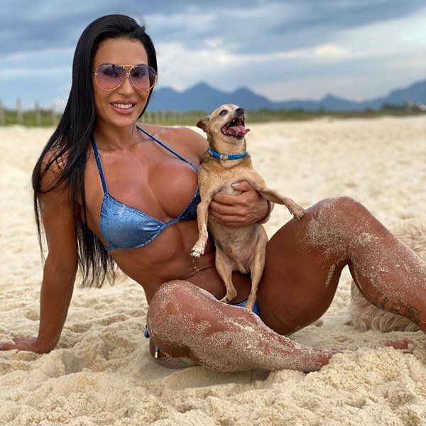 Gracyanne Barbosa e cachorro na praia