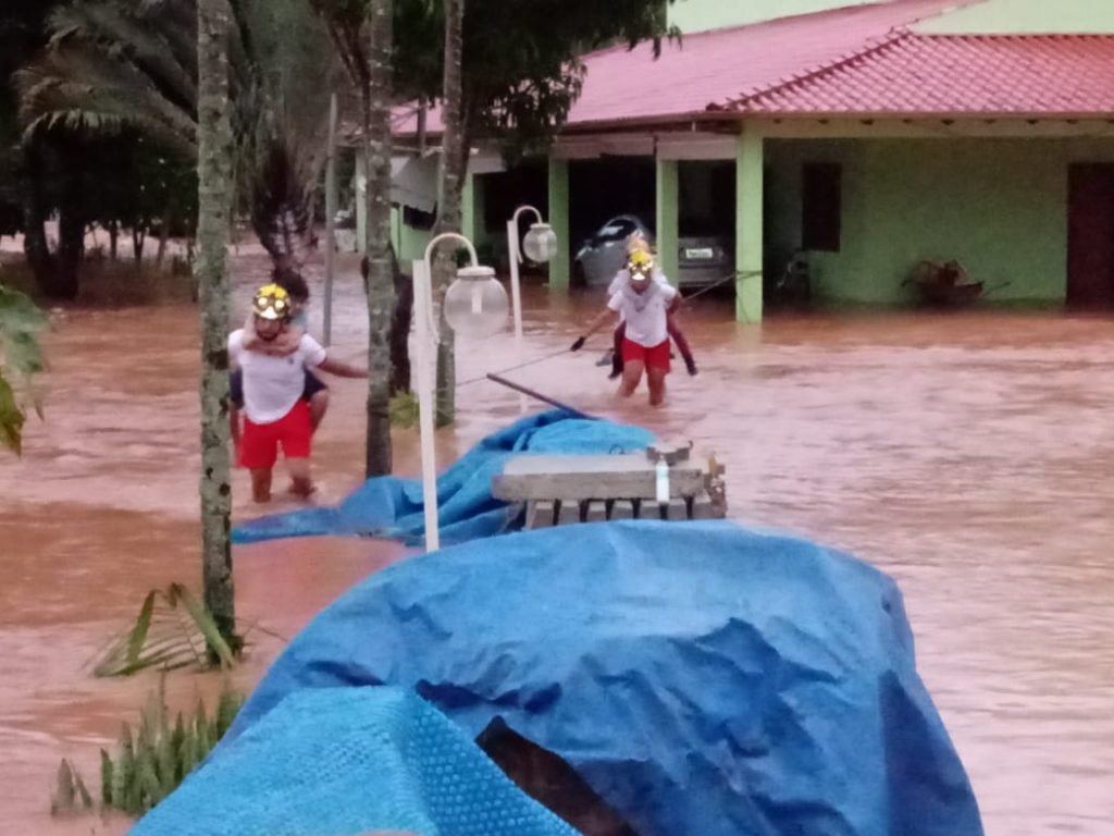 Bombeiros em área alagada