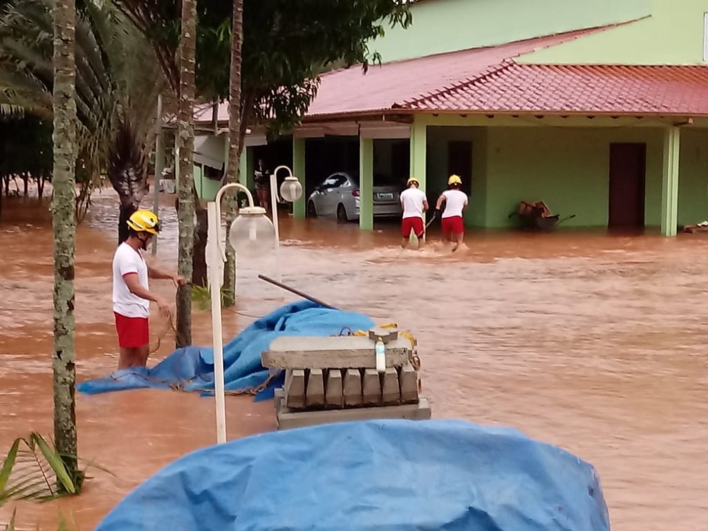 Bombeiros em área alagada