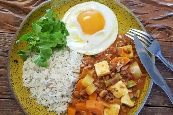 Comida caseira: aprenda a fazer feijão com carne moída e legumes