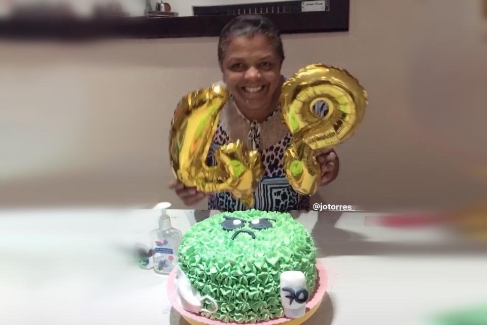 Bolo de aniversário coberto com frutas vermelhas e gotas de chocolate na  toalha de mesa branca conceito moderno de padaria