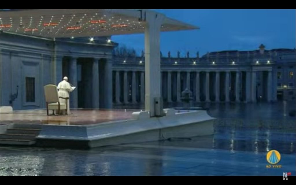 Papa Francisco faz oração no Vaticano