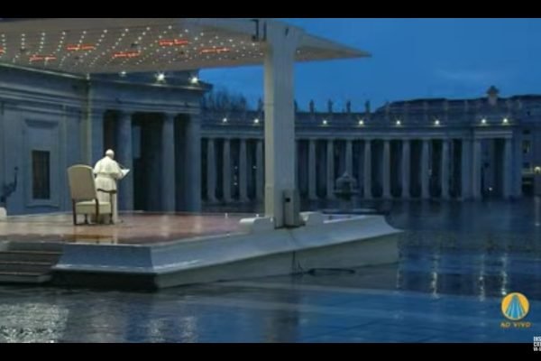 Papa Francisco faz oração no Vaticano
