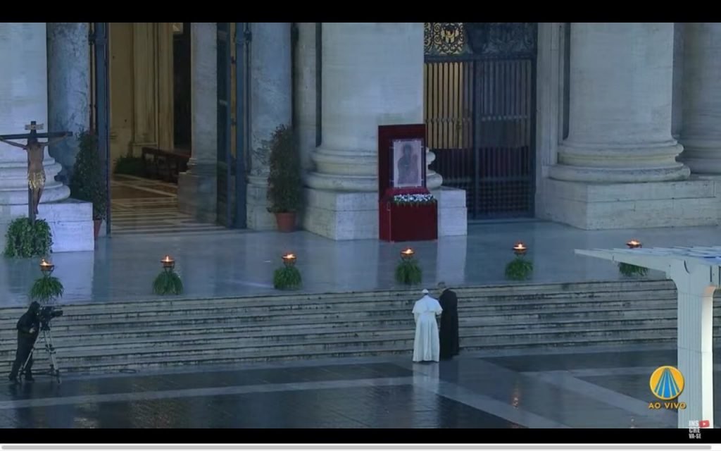 Papa faz oração com praça vazia no Vaticano