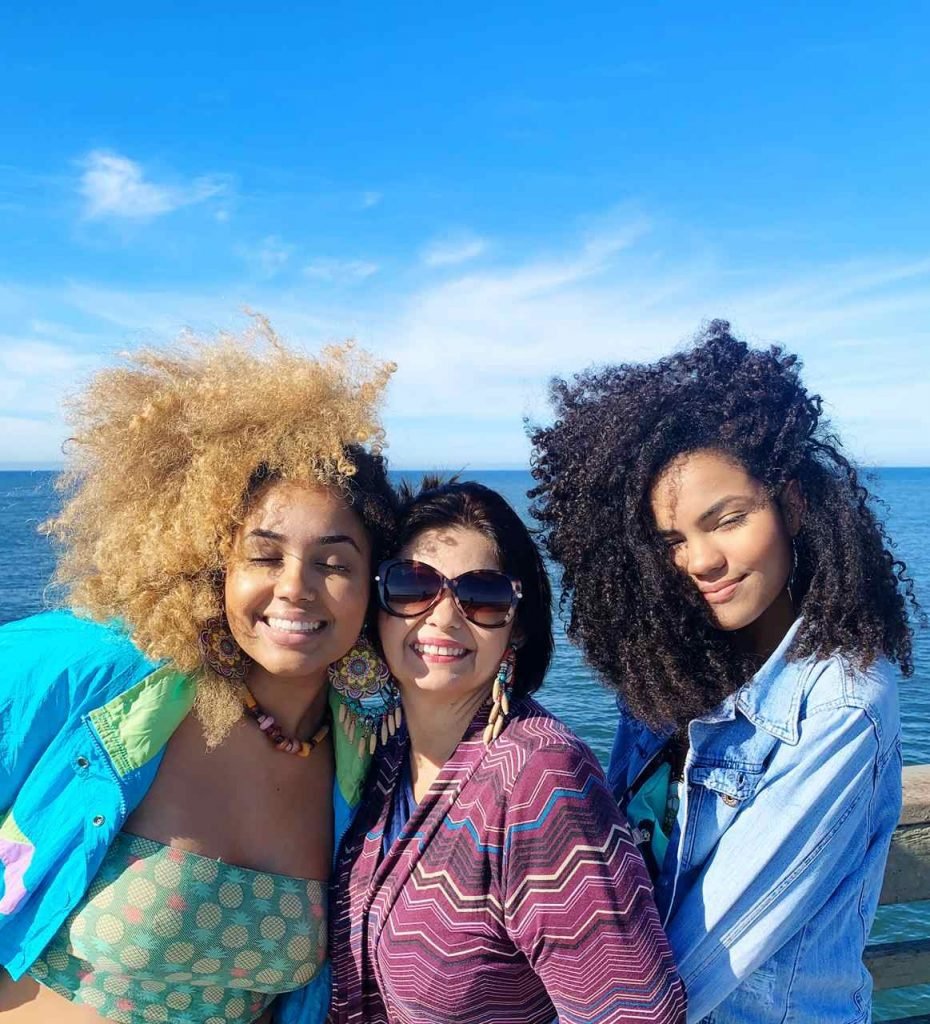 Filhas e mãe pousando para a foto