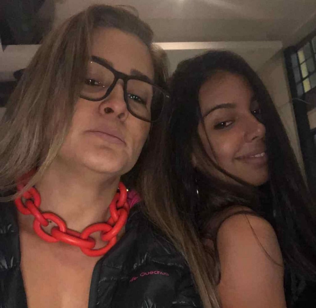 Mã e filha fazendo pose