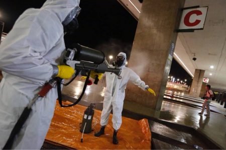 Comando Conjunto Planalto realiza a desinfecção da Estação Central do metrô em Brasília, dando continuidade às ações de prevenção e enfrentamento ao coronavírus em locais de grande circulação de passageiros.