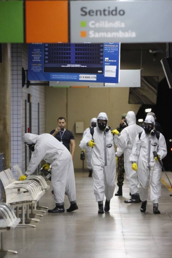 Comando Conjunto Planalto realiza a desinfecção da Estação Central do metrô em Brasília, dando continuidade às ações de prevenção e enfrentamento ao coronavírus em locais de grande circulação de passageiros.