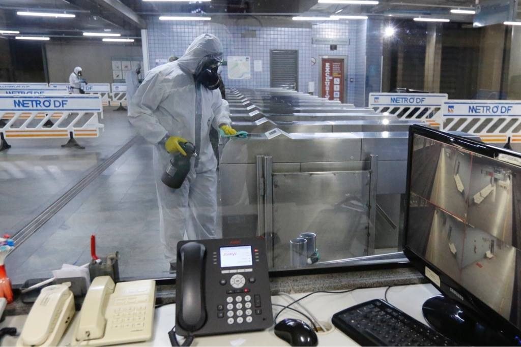 Comando Conjunto Planalto realiza a desinfecção da Estação Central do metrô em Brasília, dando continuidade às ações de prevenção e enfrentamento ao coronavírus em locais de grande circulação de passageiros.